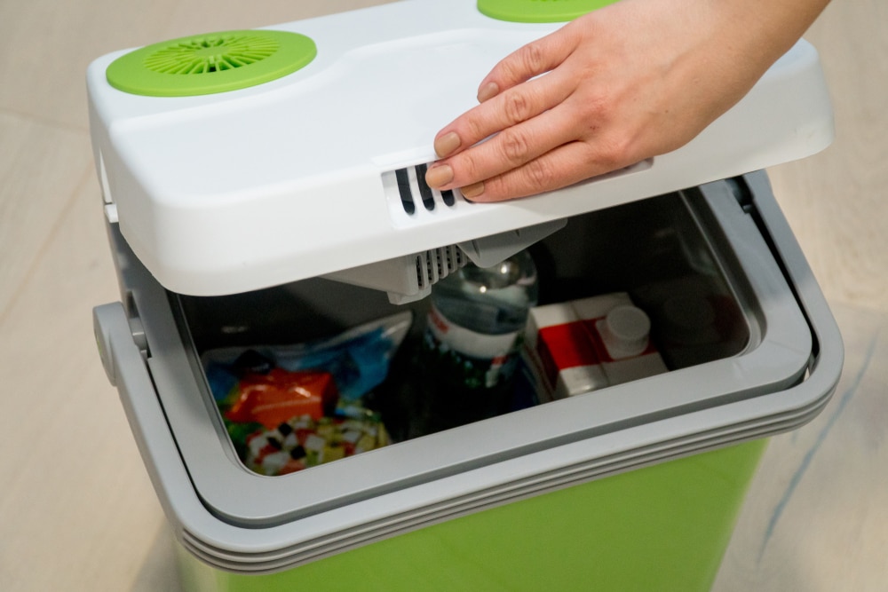 Opening of an electric cooler for camping