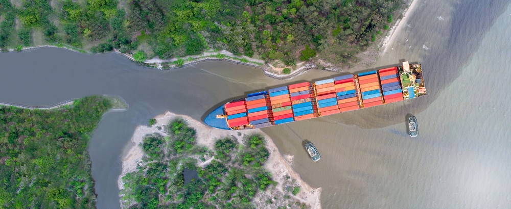Ship stuck in Suez canal after turning