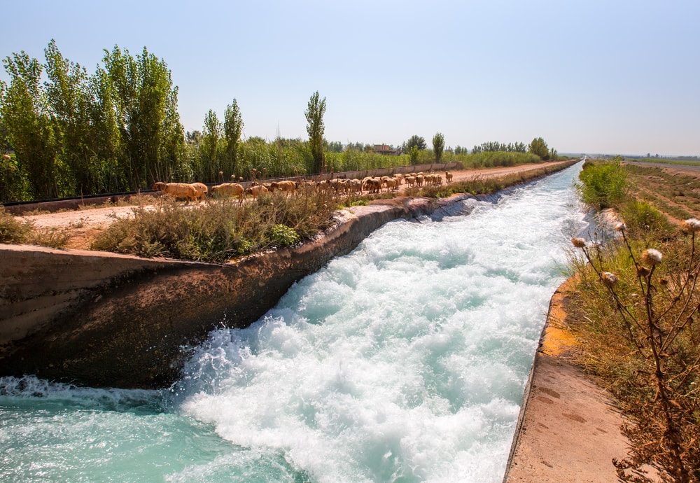 Water splashing on the ends of a canal