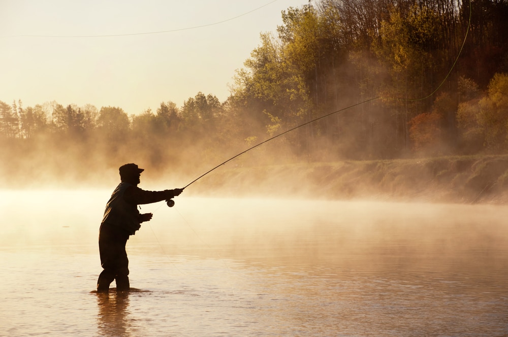 Man casting its fly rod to the river