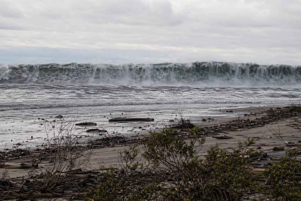 How do tsunamis form featured image