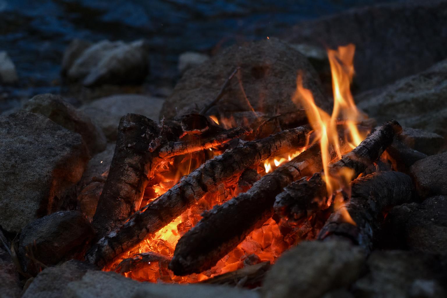 how hot is a campfire featured photo