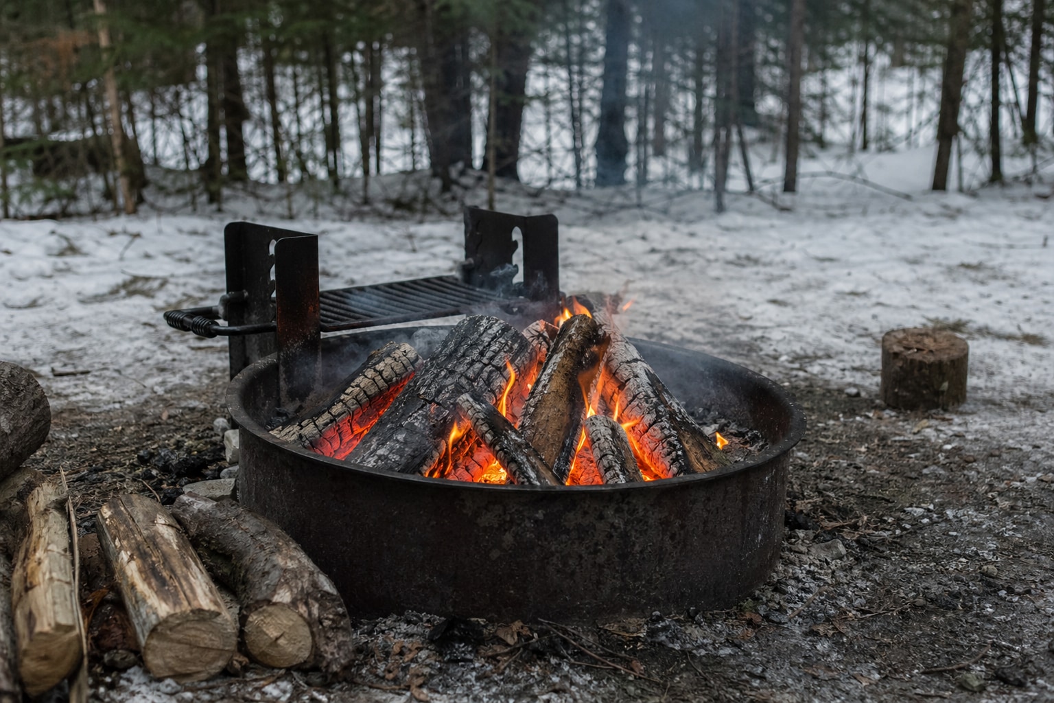 how to keep a fire going featured image