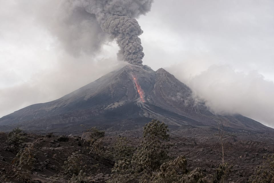 what causes a volcano to erupt featured image